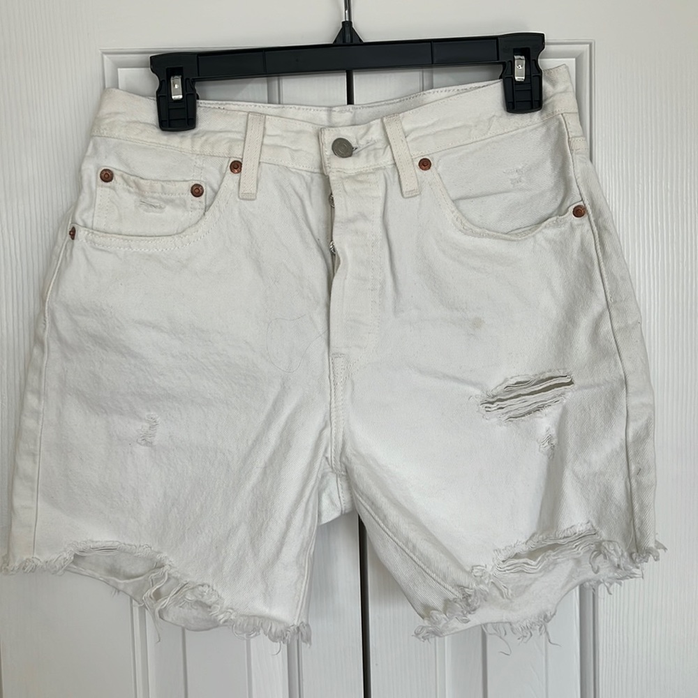 White high waisted Levi shorts